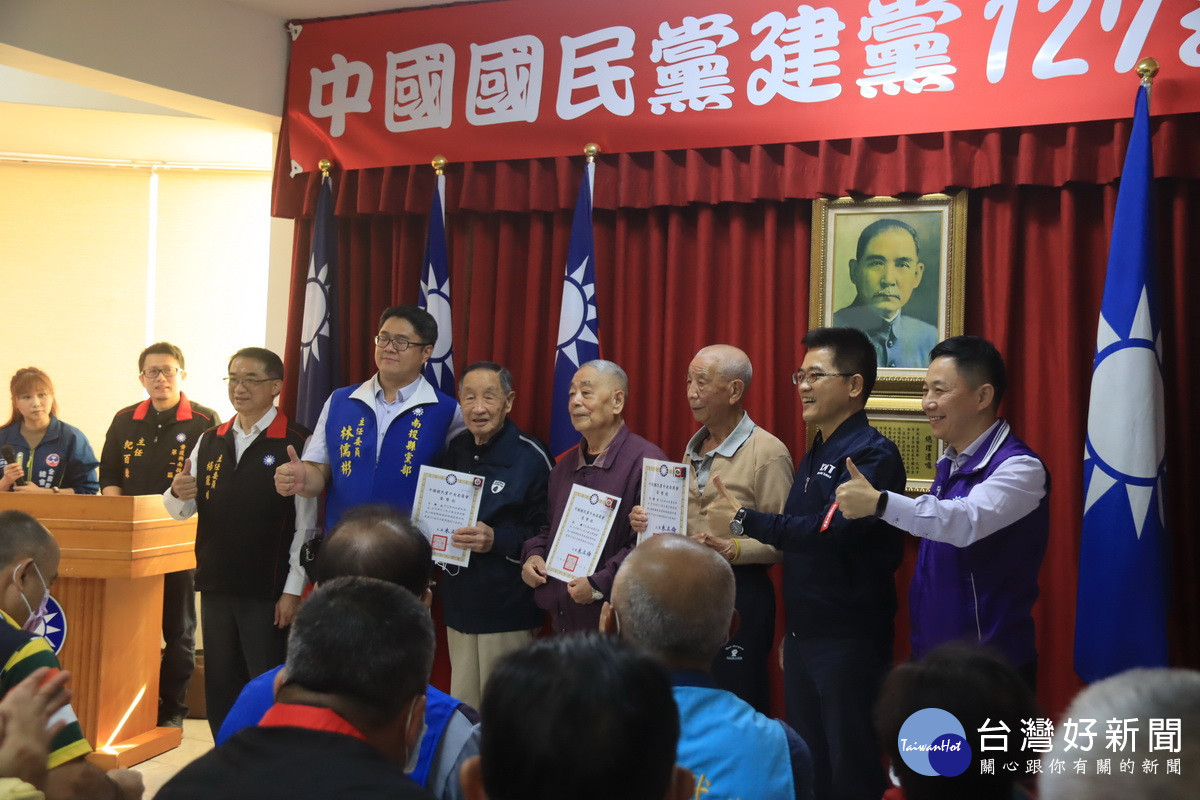 南投縣黨部表揚晉齡70至30年黨員。（記者扶小萍攝）