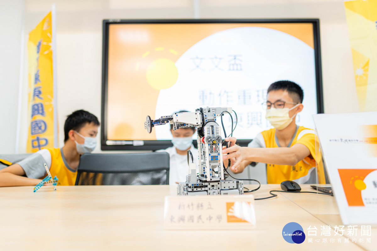 學生展示AIoT Sensor作品 