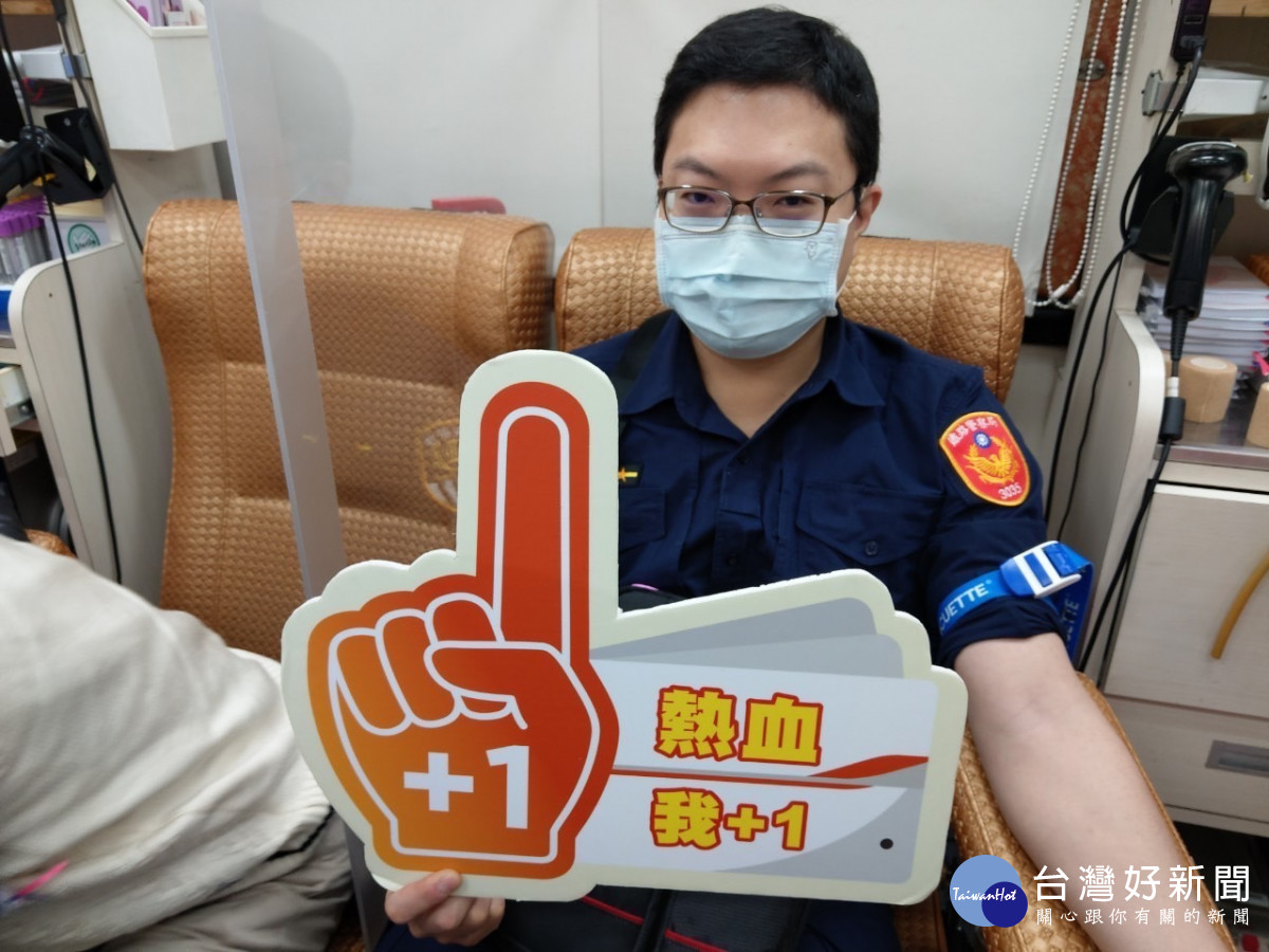鐵路警察局太保派出所特別前往捐血／陳致愷翻攝