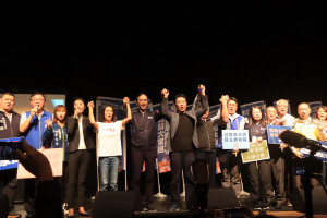 公投說明會中全體來賓與民眾高呼四個同意就是民意。（記者扶小萍攝）