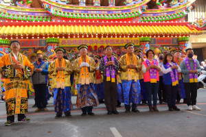 縣長林明溱會同前往設於永豐宮的總壇和祈安圓醮祭典委員會總理蕭志全、副總理陳燈旺一同為圓醮法會開香，議員王秋淑也到場參與
