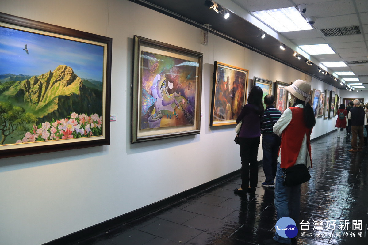 所有獲獎作品同步在文化局展出。（記者扶小萍攝）