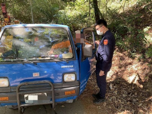 老翁車輛山區「輪陷」動彈不得　警即時救援