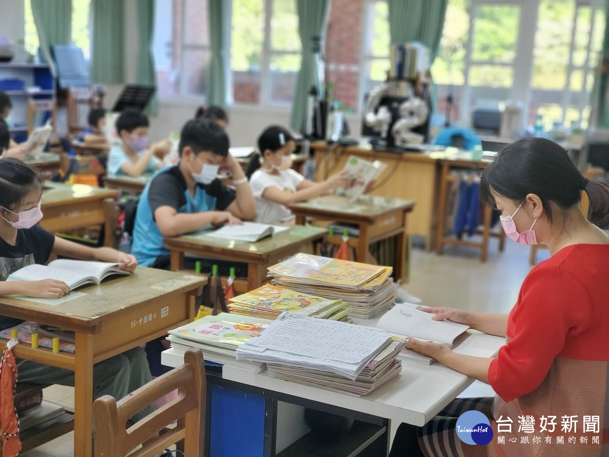 中園國小每週二早自習是寧靜閱讀時間，全校師生拿起書本進入書中世界，每週還會有一個幸運班級邀請校長一起入班共讀