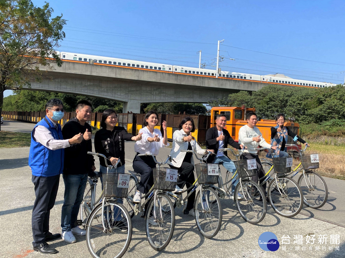 雲林邀約民眾一同前來追五分車，並在這全台唯一3鐵同框的卡打景點留下甜美回憶/李光揚翻攝