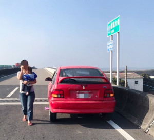 婦女載幼子汽車沒油卡橋上，北港警自掏腰包解危/北港警分局提供