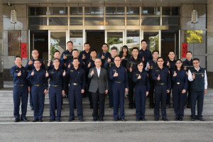 警政署陳署長抵南投縣警局頒慰問金等。（警察局提供）