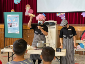 南開科大愛上料理社同學指導國小學童做聖誕點心。（南開提供）