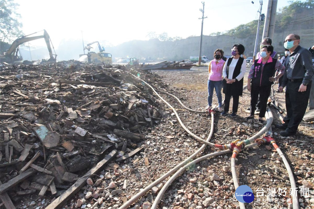 花壇空地廢棄物火災-縣長王惠美現場視察現場，囑咐加快滅火及清理速度，請鄉親多包涵。