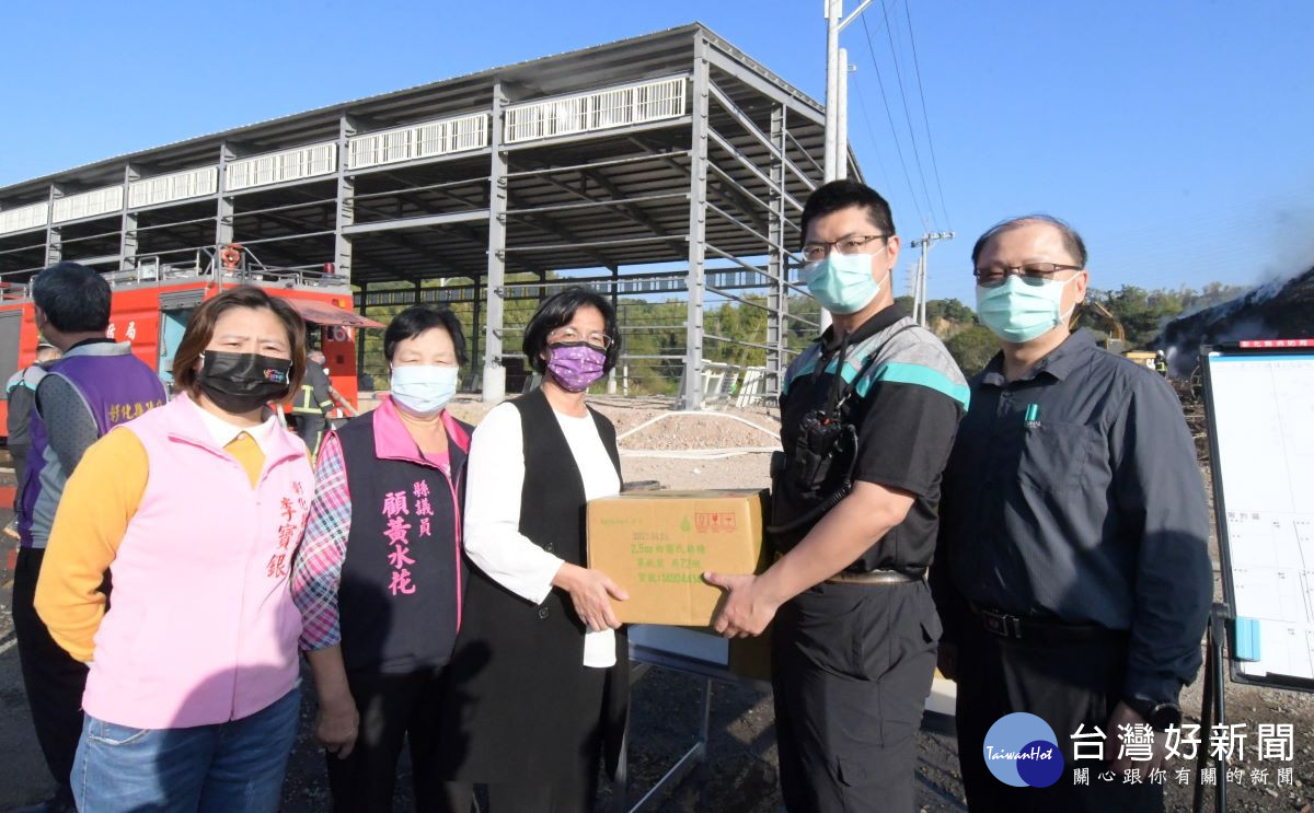 花壇空地廢棄物火災現場，縣長王惠美致贈慰問品。