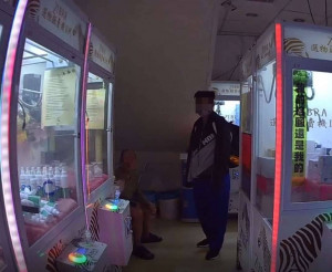 7旬翁寒夜迷路直發抖　暖警護送返家