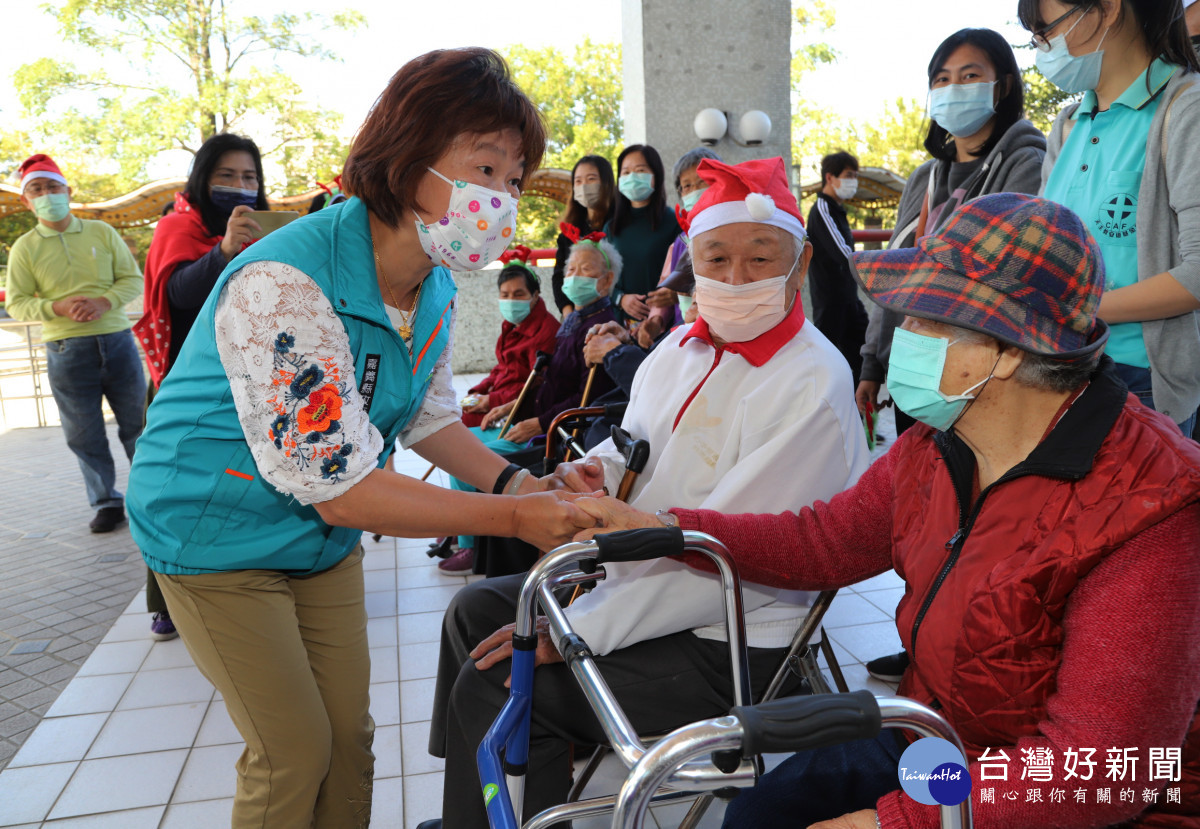 天主教會嘉義教區附設敏道家園、聖心教養院、安仁家園及安道基金會，今(17)日上午一同在嘉義縣社會局傳聖誕佳音／嘉義縣府提供