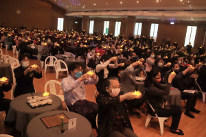 慈濟基金會歲末祝福信眾點福慧燈祈福。（記者扶小萍攝）
