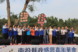 林縣長縣府主管與何議及佳賓肯定縣府團隊7年來的努力。（記者扶小萍攝）