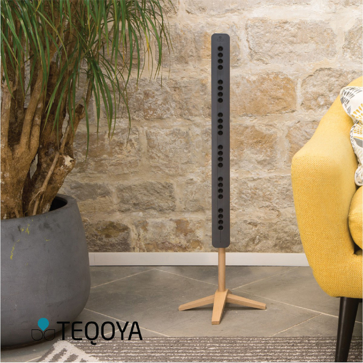 TEQOYA 450機身纖細高挑搭原木底座，兼融法式美學元素及未來科技感，彷如高級音響喇叭，亦是座典雅優靜的擺飾。（圖／艾洛斯科技提供）