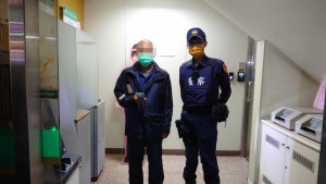 男子現金不慎掉入ATM縫隙，斗六警找法寶助撿回/斗六警分局提供