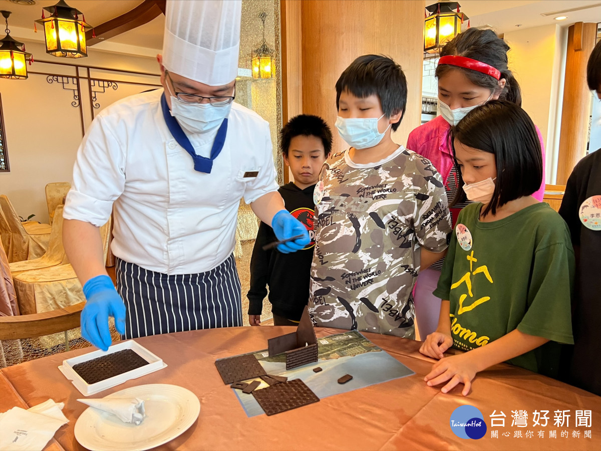 遠雄悅來飯店小朋友看五星主廚示範巧克力薑餅屋。