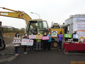 環保局長張根穆親自頒發挖土機黑煙達「優級」自主管理標章，作為施工機具排煙取得自主管理標章的範例標章／嘉義縣府提供