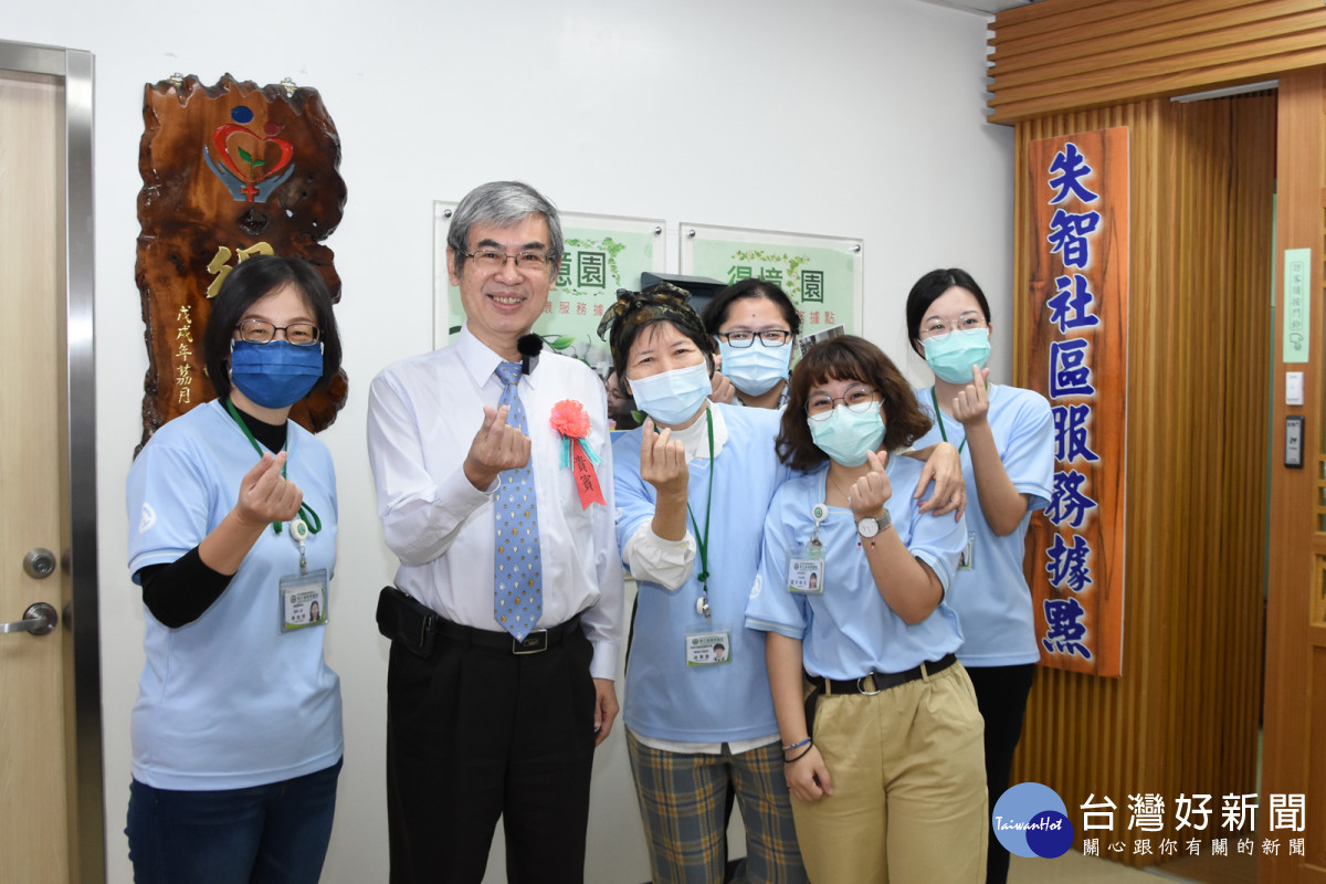 王文甫醫師（左二）表示，失智症社區服務據點提供失智長輩認知促進、延緩失智失能、共餐與家屬支持團體等多元服務。