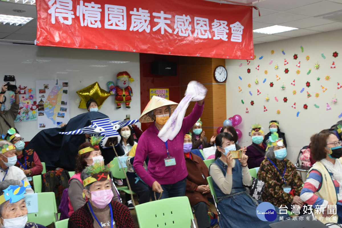 《阿爸牽水牛》表演，讓長輩回味農家生活，同時期望揮別牛年，一掃今年的陰霾，迎向明年希望之年。