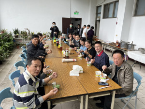 中興警分局同仁嚐到獨家美味的湯圓。（中興分局提供）