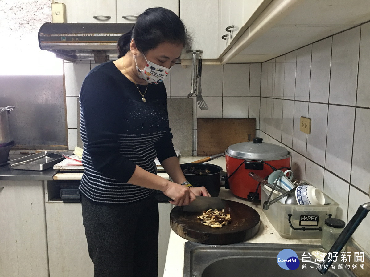 吳碧芬一早就備料切好食材。（記者扶小萍攝）