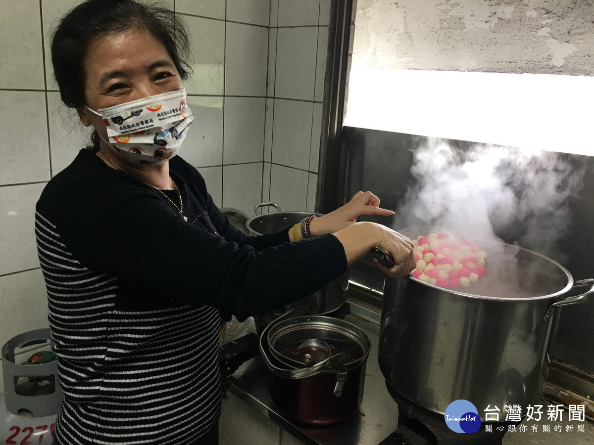 吳姊姊說明湯圓要和紅豆湯分開煮。（記者扶小萍攝）