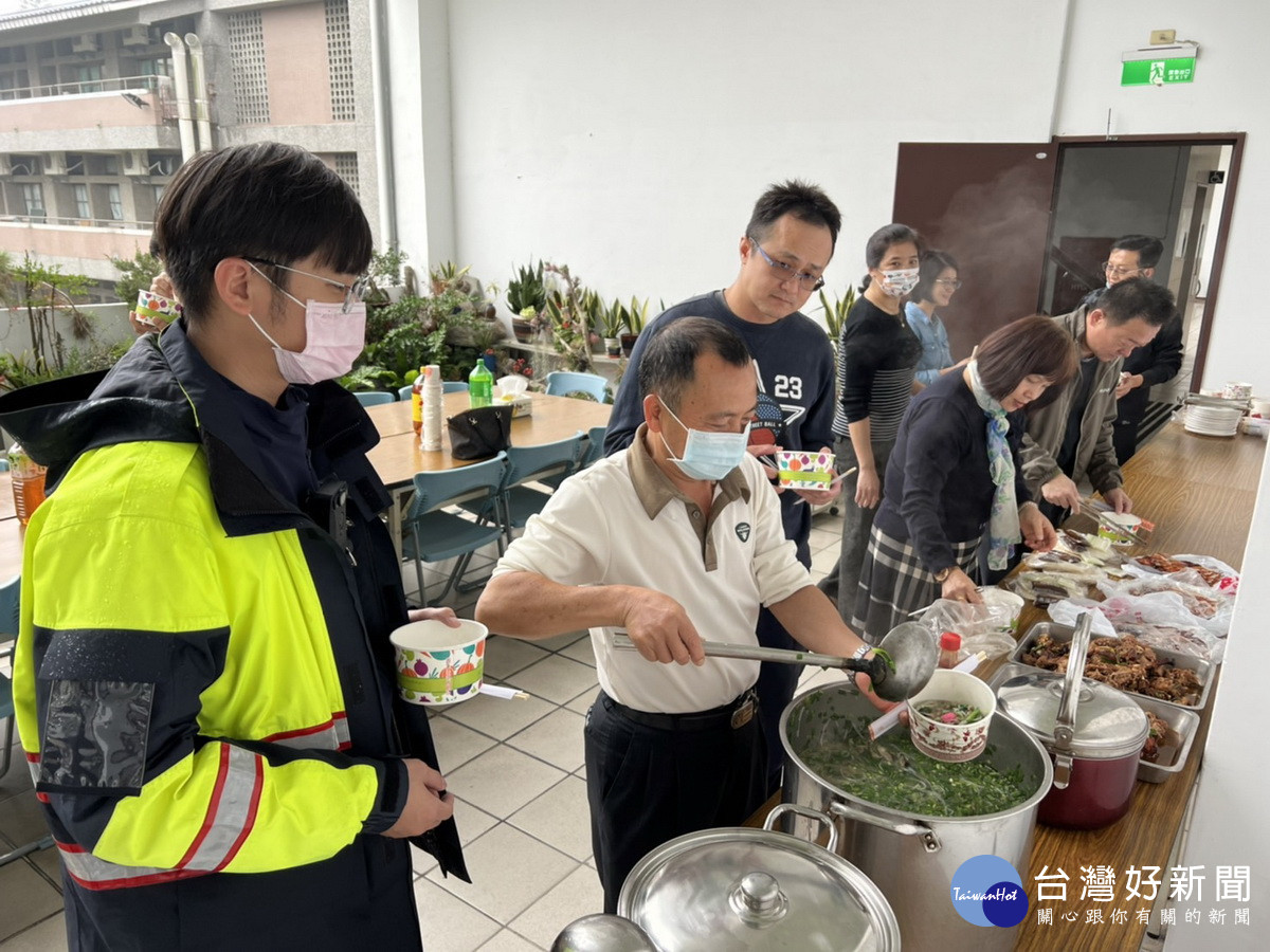 同仁執勤歸來就有熱騰騰的美食等著。（中興分局提供）
