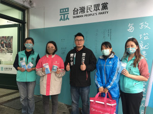 民眾黨南投縣黨部歡迎外送員前往休息。（記者扶小萍攝）