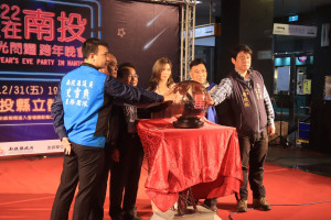 陳副縣長文化局林局長與來賓啟動水晶球（記者扶小萍攝）