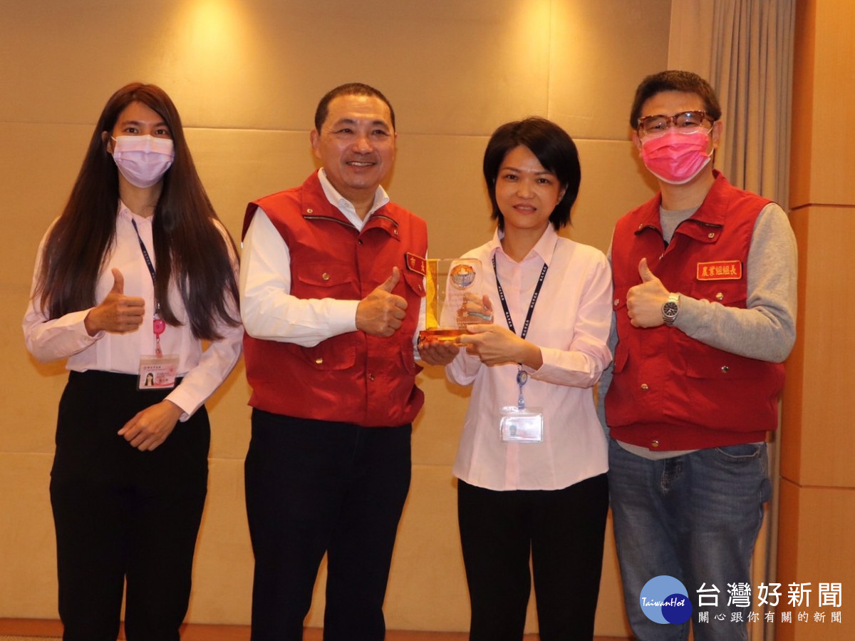 動保處長楊淑方今（22）日於市政會議中將防檢局表揚口蹄疫防疫工作成效卓越獎盃獻給市長侯友宜分享