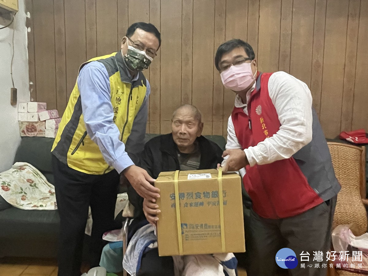 國軍軍眷住宅合作社總經理鄭昇陽(左)在新北市榮服處副處長李毓錫 (右)的陪同下，致贈榮民丁伯伯(中)長青食物箱。