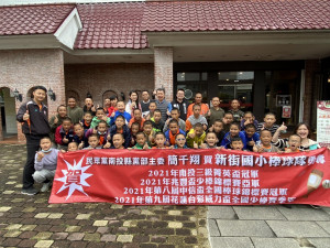 新街國小棒球隊今年成績亮麗，簡顧問為大家慶功。（民眾黨南投縣黨部提供）