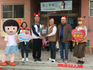 水云茶堂周董事長贈車鑰予南投家扶。（記者扶小萍攝）