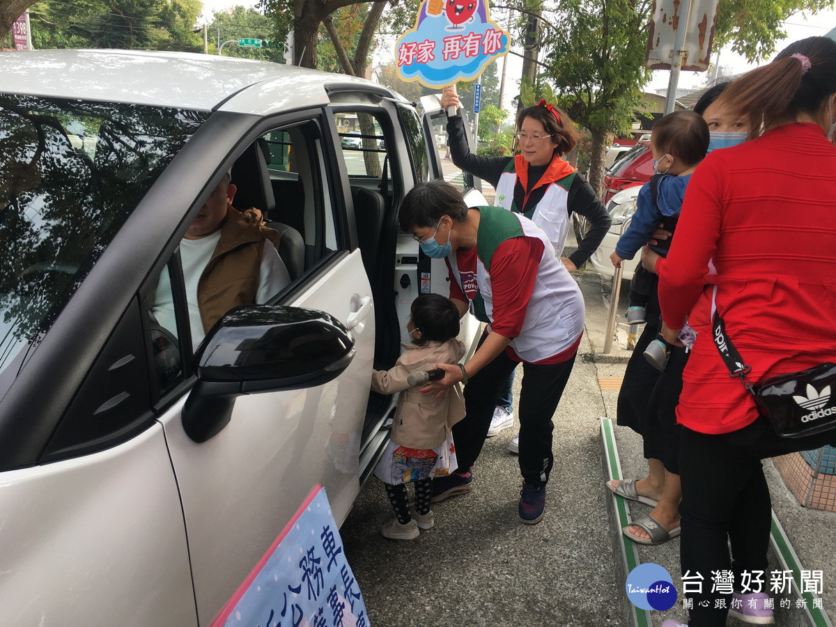 家扶幼童首先試乘新車。（記者扶小萍攝）