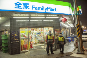 桃園市平鎮區北貴里守望相助隊，深夜巡守超商維安。