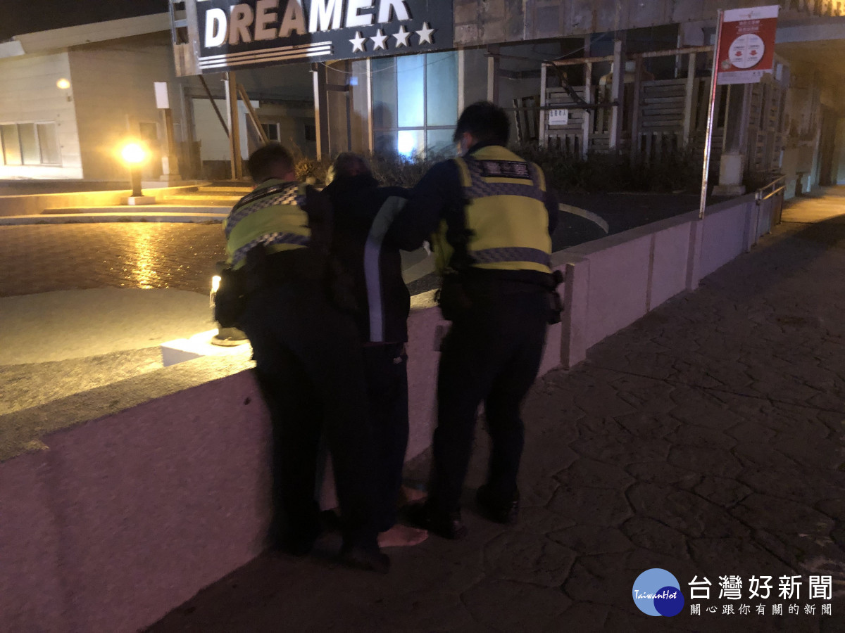 老翁深夜倒坐廣場前　警暖心合力助返家