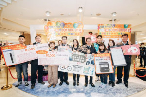 桃園市長鄭文燦出席「市民卡六週年振興感謝祭」與得獎者合影
