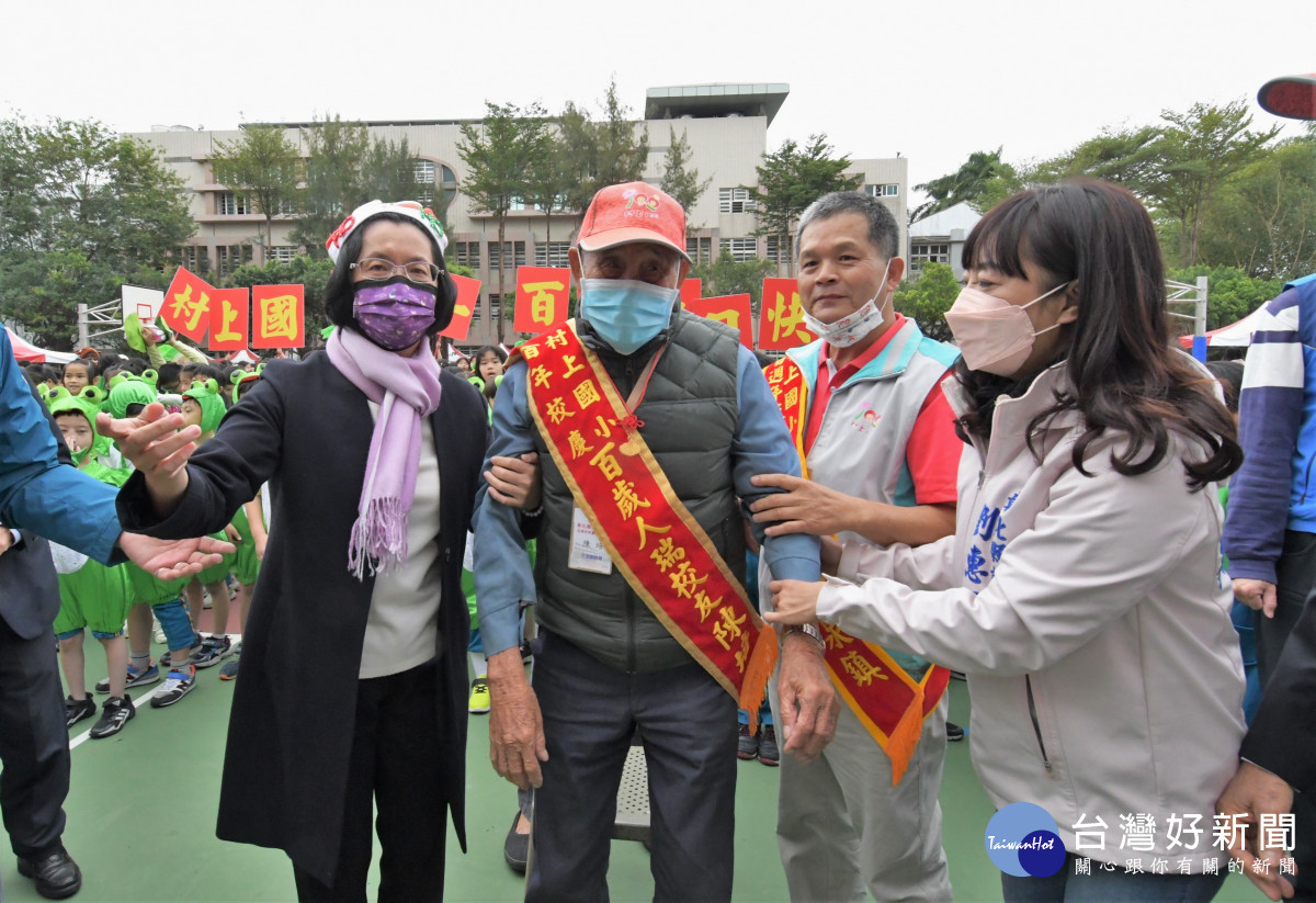 村上國小百年校慶，縣長王惠美與百歲人瑞。