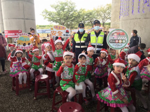 大埤鄉稻草酸菜節，斗南警結合聖誕節宣傳交通安全/斗南警分局提供