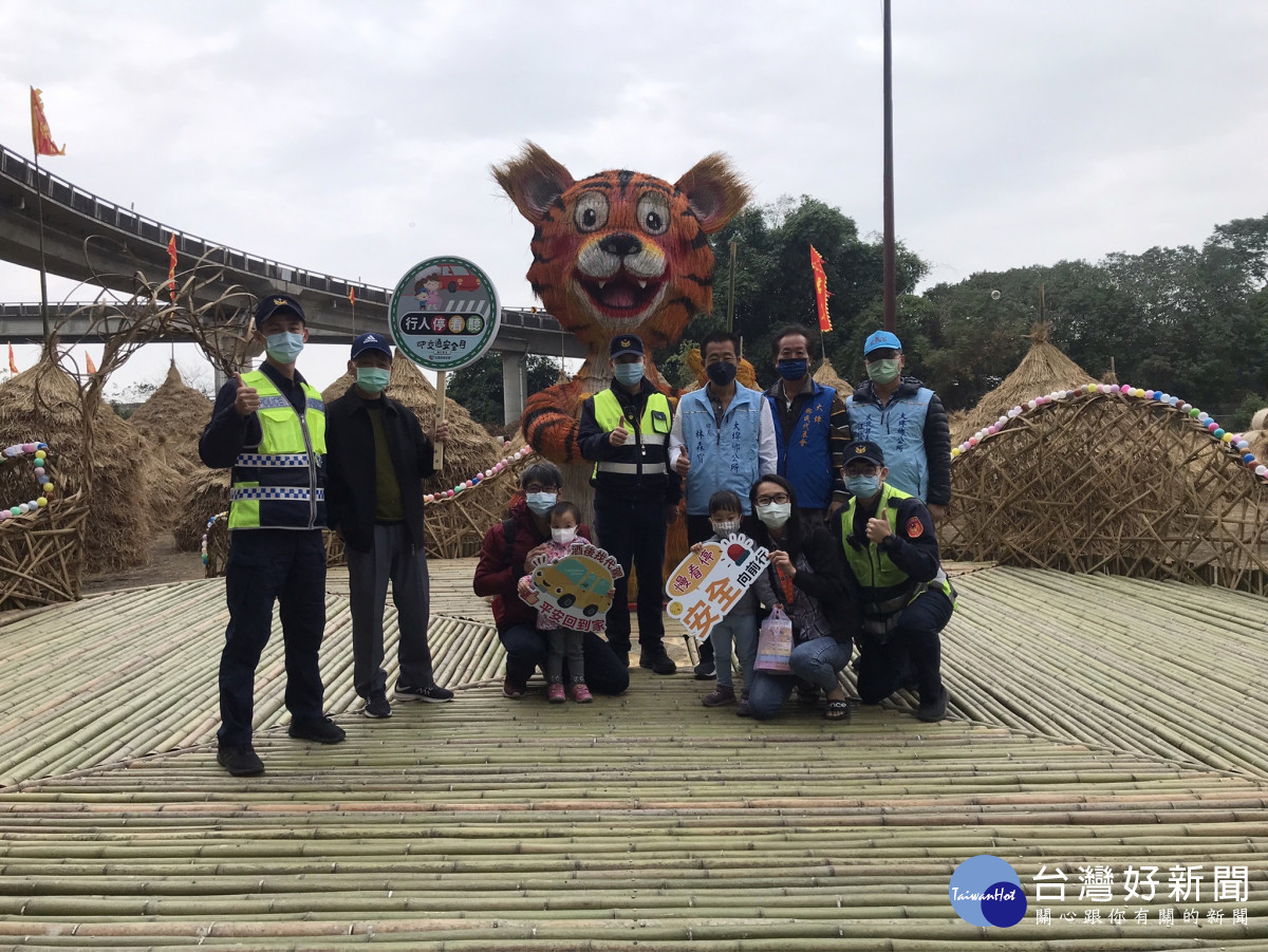 雲林縣大埤鄉稻草酸菜節今(25)日登場，以農村特產稻草打造稻草迷宮，結合大埤酸菜創意料理供遊客品嘗/斗南警分局提供
