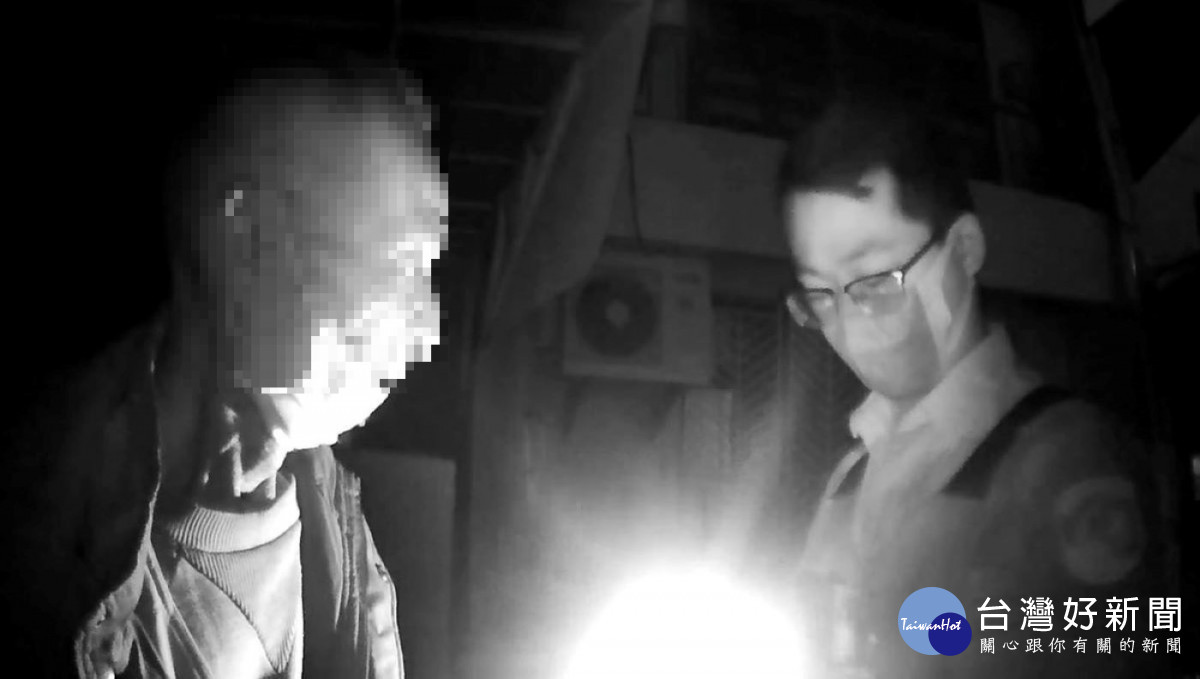 員警深夜2點趕抵現場關懷迷途老翁／警方提供