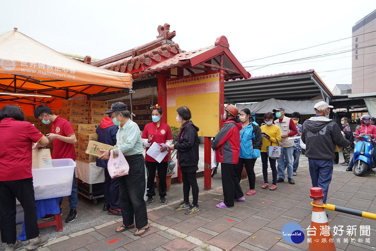 行動佛殿140站高雄大寮，該會募集十方愛心致贈弱勢家庭口罩、酒精、泡麵等愛心物資