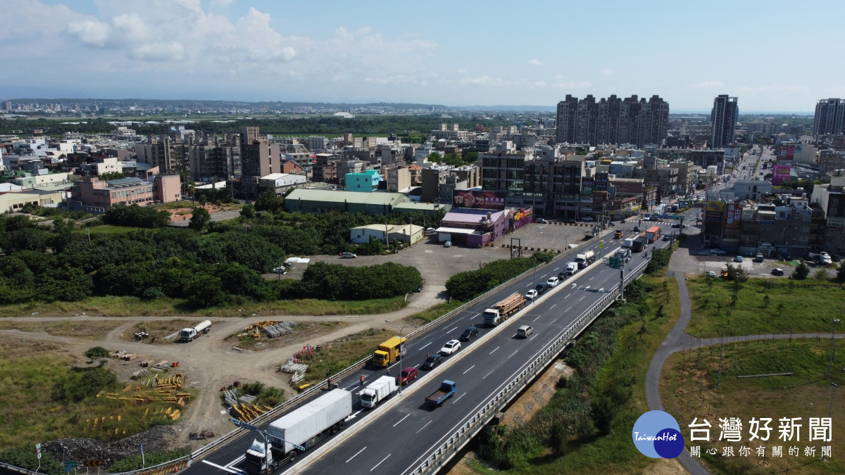 公路總局呼籲鄉親，返鄉、旅遊請多搭乘公共運輸工具，開車則請盡量利用替代路線並避開尖峰時段<br />
<br />
