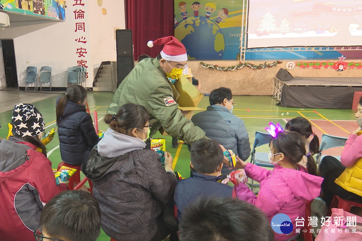 不畏大陸冷氣團來襲，蘆竹區公所一連兩天假大竹國中及山腳國中活動中心舉辦星光電影院活動。