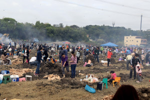 空曠的農田做為千人焢窯場地非常合宜。（記者扶小萍攝）