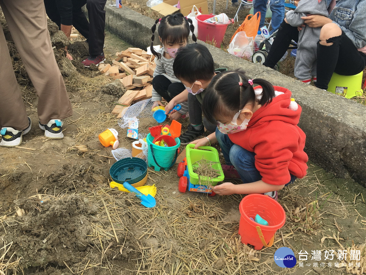 大人忙造窯小孩忙玩玩具。（記者扶小萍攝）