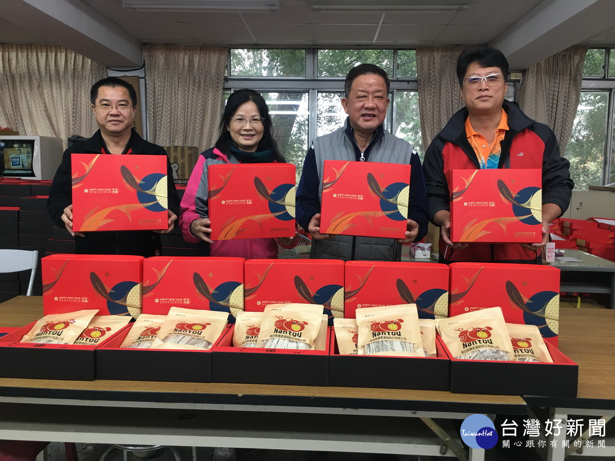 周總經理與同仁推薦政府保證的肉製品。（記者扶小萍攝）