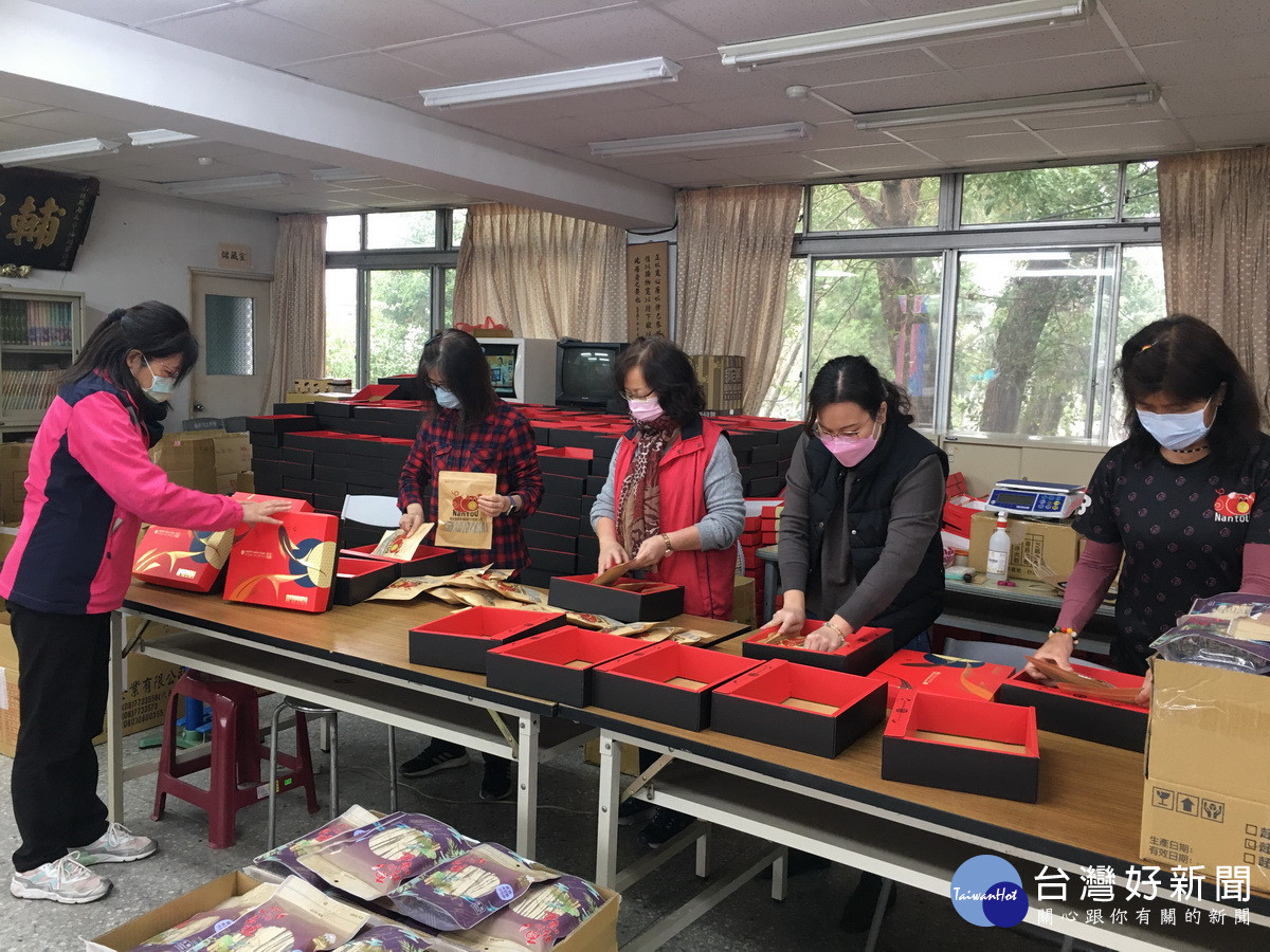 同仁連日忙著打包運送春節南投好味道禮盒。（記者扶小萍攝）
