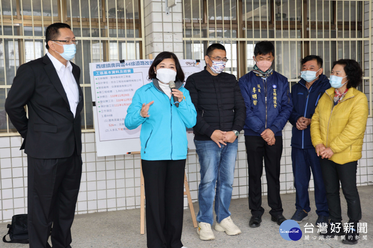 縣長今(27)日率同仁前往會勘，表示為顧及鄉親安全及道路品質，籌措238萬7000元整，將於12月31日開工/李光揚翻攝
